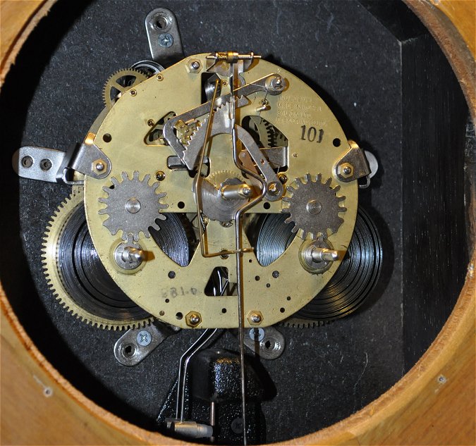 round Korean clock mechanism